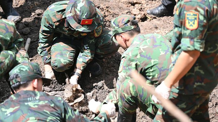  Các lực lượng thực hiện nhiệm vụ thận trọng, tỉ mỉ trong tìm kiếm, quy tập hài cốt liệt sĩ 