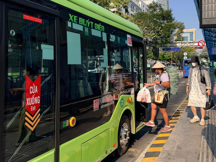  Hành khách đi xe buýt điện tại TPHCM. Ảnh: HOÀNG HÙNG 