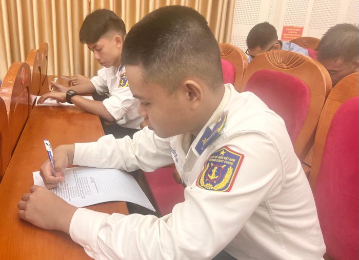 Các thí sinh tham gia phần thi lý thuyết chuyên ngành 