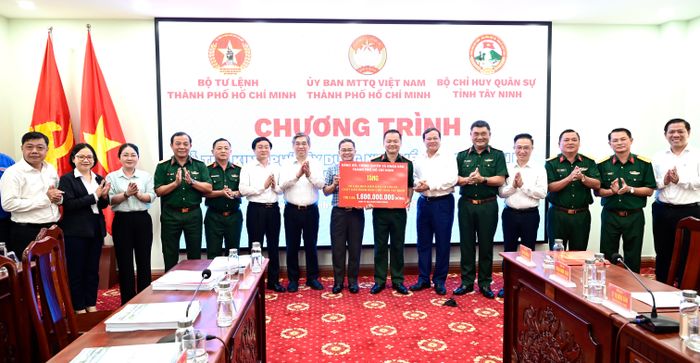 Bộ Chỉ huy Quân sự tỉnh Tây Ninh phối hợp với Ủy ban MTTQ Việt Nam TPHCM và Bộ Tư lệnh TPHCM tổ chức tiếp nhận nguồn kinh phí xây dựng 20 căn nhà điểm dân cư liền kề chốt dân quân biên giới tỉnh Tây Ninh. Ảnh: VĂN MINH