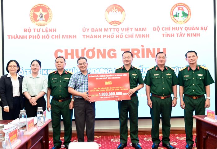 Phó Chủ tịch Ủy ban MTTQ Việt Nam TPHCM Phạm Minh Tuấn trao kinh phí xây dựng 20 căn nhà điểm dân cư liền kề chốt dân quân biên giới tỉnh Tây Ninh. Ảnh: VĂN MINH