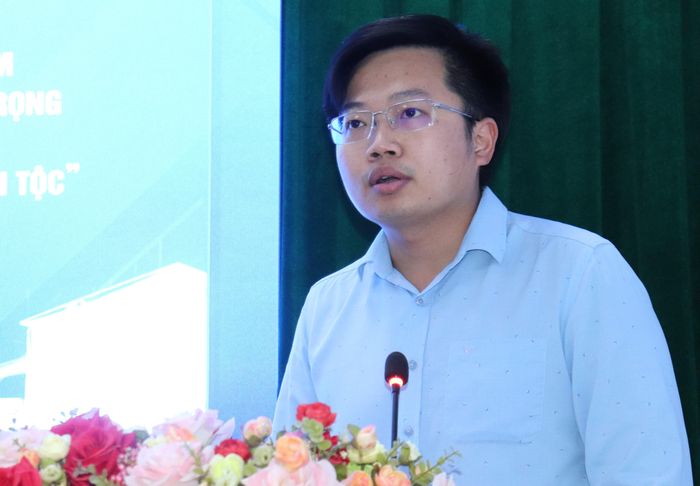  Đồng chí Nguyễn Đức Trung trao đổi tại tọa đàm 