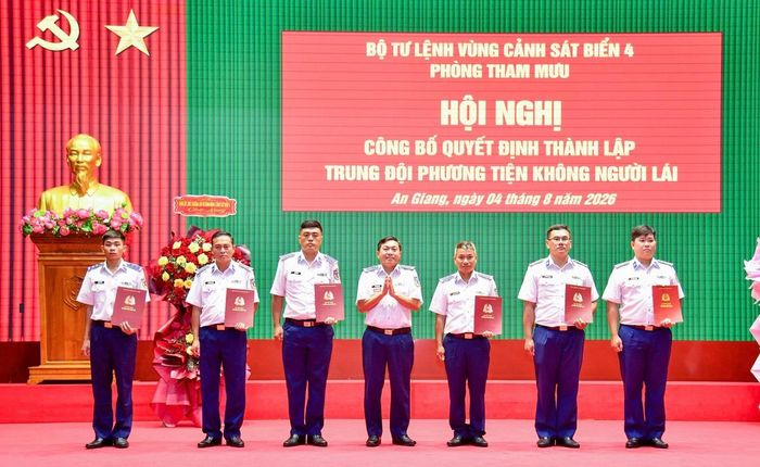 Đại tá Trần Nguyên Lai trao quyết định nhân sự cho Trung đội phương tiện không người lái