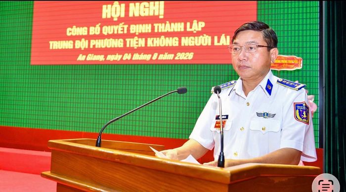 Đại tá Trần Nguyên Lai, Phó Tư lệnh, Tham mưu trưởng Bộ Tư lệnh Vùng Cảnh sát biển 4 phát biểu tại hội nghị