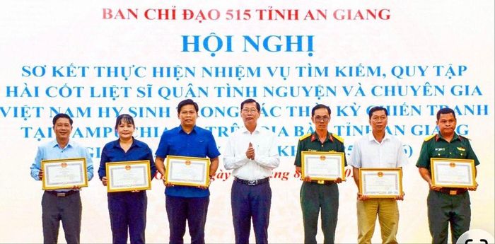  Ông Lê Văn Phước, Phó Chủ tịch UBND tỉnh An Giang trao bằng khen cho các tập thể có thành tích xuất sắc trong thực hiện nhiệm vụ tìm kiếm, quy tập hài cốt liệt sĩ giai đoạn XXV. Ảnh: PHƯƠNG VŨ 