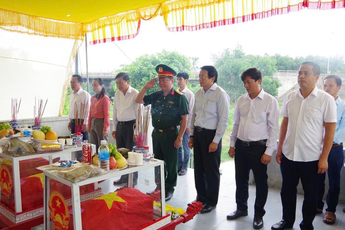  Lãnh đạo tỉnh Quảng Trị dâng hương, dâng hoa tri ân các Anh hùng liệt sĩ vừa quy tập tại khu vực Câu Nhi 