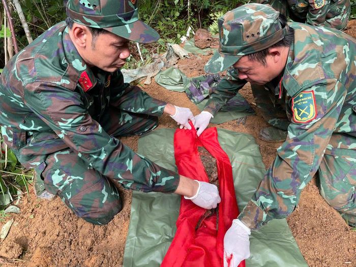 Lực lượng chức năng quy tập hài cốt liệt sĩ tại xã Đăk Pék. Ảnh: UBND xã cung cấp
