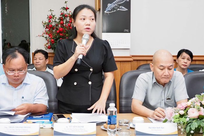 Bà Vũ Yến Oanh, Phó chủ tịch UBND phường Bình Đông báo cáo tại buổi giám sát. Ảnh: HOÀNG HÙNG