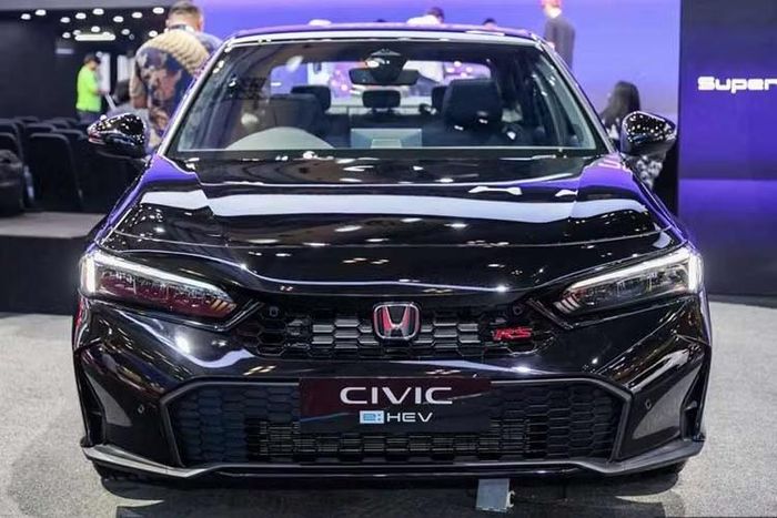 Tại Indonesia, Civic RS chỉ được phân phối với hệ truyền động hybrid e:HEV, đồng nghĩa tất cả xe bán ra đều được trang bị công nghệ S+ Shift. Honda hiện chưa công bố giá bán của phiên bản nâng cấp, trong khi mẫu Civic e:HEV RS đang được phân phối tại thị trường này có giá khoảng 699 triệu Rupiah (khoảng 1 tỷ đồng).