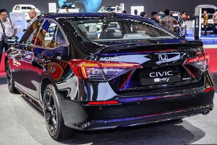Trên Honda Civic e:HEV 2026 nâng cấp vừa ra mắt tại thị trường Indonesia, phiên bản e:HEV EL tiêu chuẩn gần như giữ nguyên cấu hình, chỉ loại bỏ màu sơn Lunar Silver Metallic và không thay đổi nhiều so với thế hệ đang bán ra trên thị trường.