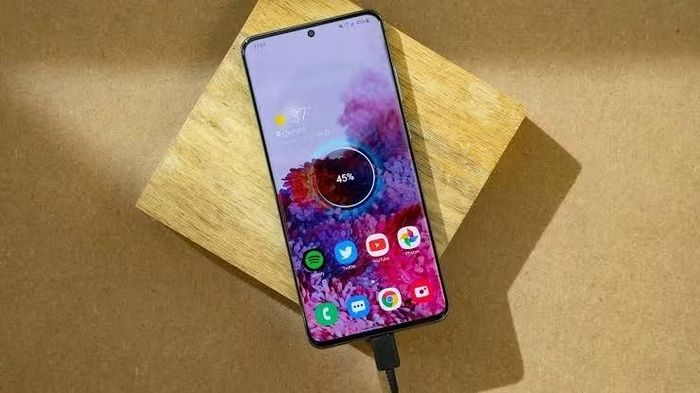 Việc tắt các tính năng quét thiết bị hoặc theo dõi hoạt động nền có thể giúp kéo dài thời lượng pin trên điện thoại Samsung.