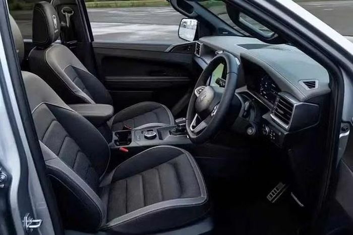 Không có gì ngạc nhiên khi trang bị tiêu chuẩn của Volkswagen Amarok W600 khá phong phú. Xe có nội thất bọc da Savona, ghế trước sưởi với tựa đầu thêu logo Walkinshaw, bàn đạp bằng nhôm, màn hình thông tin giải trí 12 inch và hệ thống âm thanh Harman Kardon 8 loa.