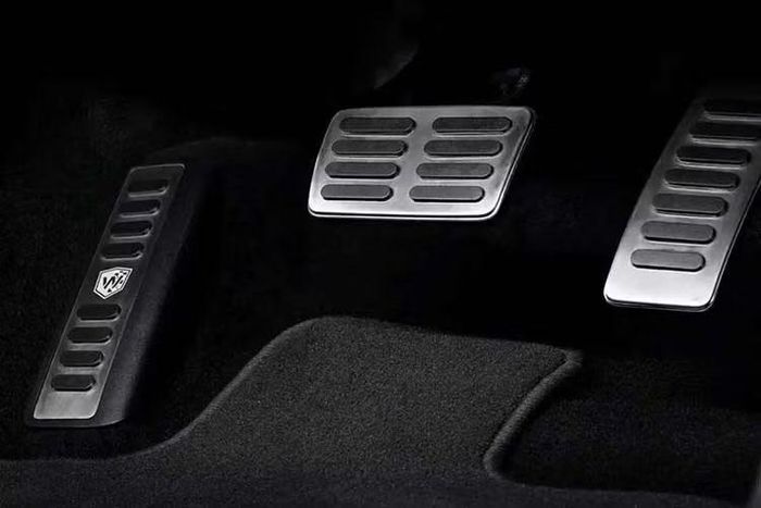 Động cơ kết hợp với hộp số tự động 10 cấp và hệ dẫn động bốn bánh. Điều này khiến xe kém xa Ford Ranger Raptor dù đắt hơn đáng kể. Mẫu xe nhà Ford sở hữu công suất tối đa 392 mã lực và mô-men xoắn cực đại 583 Nm từ động cơ V6, tăng áp kép, dung tích 3.0L.