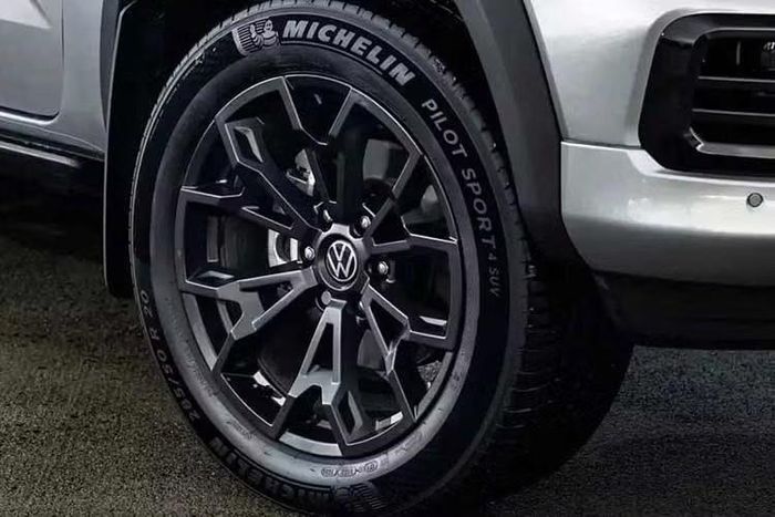 Chưa hết, mẫu xe bán tải Volkswagen Amarok W600 còn sử dụng mâm 20 inch sơn đen đi cùng lốp Michelin Pilot Sport 4 SUV. Cản trước thiết kế lại, ốp cua lốp mở rộng, bậc lên xuống chỉnh điện và ống xả kép phía sau cũng được trang bị cho mẫu xe bán tải này.