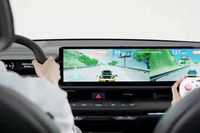 Xe cũng được phát triển hệ sinh thái số dành riêng cho người dùng Trung Quốc với hai nền tảng dẫn đường Baidu và Gaode, ứng dụng xem video iQiyi, phần mềm karaoke tích hợp cùng trợ lý AI Baidu Ernie Bot có khả năng giao tiếp bằng ngôn ngữ tự nhiên và hỗ trợ điều khiển nhiều chức năng trên xe thông qua giọng nói.
