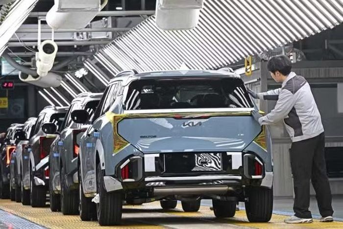 Việc gia tăng kích thước giúp hàng ghế sau của Kia Seltos 2027 tại thị trường Trung Quốc có không gian để chân rộng rãi hơn, đồng thời khoang hành lý đạt dung tích tối đa 1.454 lít khi gập hàng ghế sau.Về thiết kế, xe vẫn áp dụng ngôn ngữ "Opposites United" đặc trưng của Kia.
