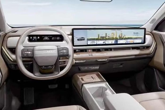 Bên trong khoang lái, Kia Seltos phiên bản Trung Quốc được đầu tư mạnh về công nghệ. Nổi bật nhất là màn hình siêu rộng 27 inch được trang bị tiêu chuẩn trên toàn bộ các phiên bản, thay thế cụm màn hình kép như trên mẫu xe bán tại nhiều thị trường khác.