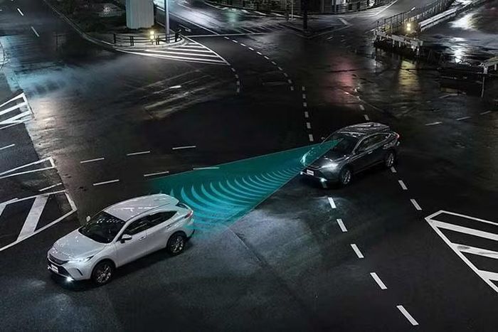 Toyota đã bắt đầu nhận đặt hàng Harrier 2027 tại Nhật Bản. Do loại bỏ phiên bản động cơ xăng tiêu chuẩn, giá bán khởi điểm của mẫu SUV này cũng tăng nhẹ. Phiên bản HEV G 2WD có giá từ 4,396 triệu Yên (khoảng 28.100 USD), trong khi phiên bản cao cấp nhất Z Leather Package Night Shade E-Four có giá 5,562 triệu Yên (khoảng 35.600 USD).