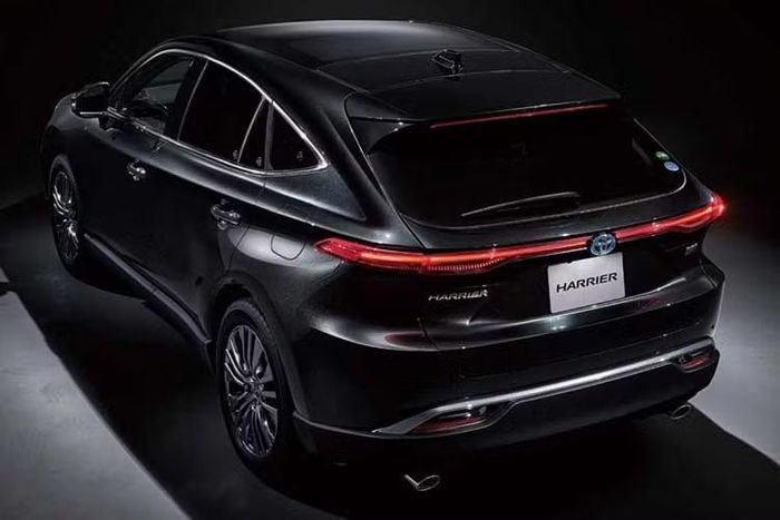 Sau đợt tinh giản danh mục sản phẩm, mẫu SUV Toyota Harrier hybrid 2027 mới này chỉ còn được phân phối với hệ truyền động hybrid tự sạc (HEV). Hệ thống hybrid tiếp tục sử dụng động cơ xăng 2.5L 4 xi-lanh kết hợp mô-tơ điện.