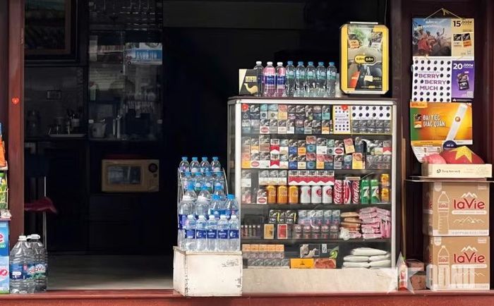 Trưng bày bán thuốc lá. Ảnh: QĐND.