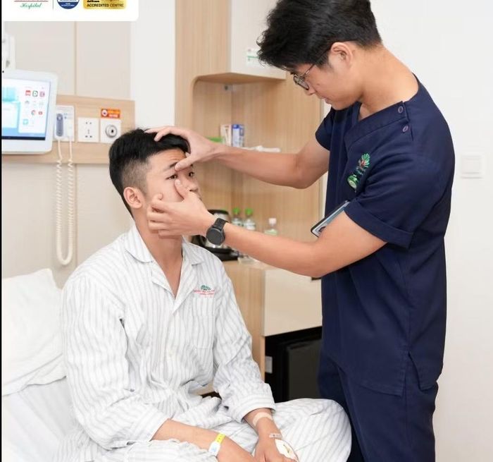 Bác sĩ thăm khám cho bệnh nhân sau phẫu thuật.