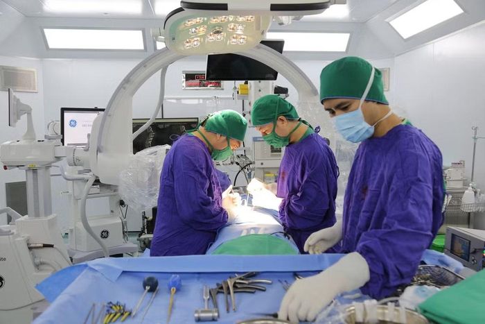 Ê-kíp phẫu thuật cho bệnh nhân - Ảnh BVCC