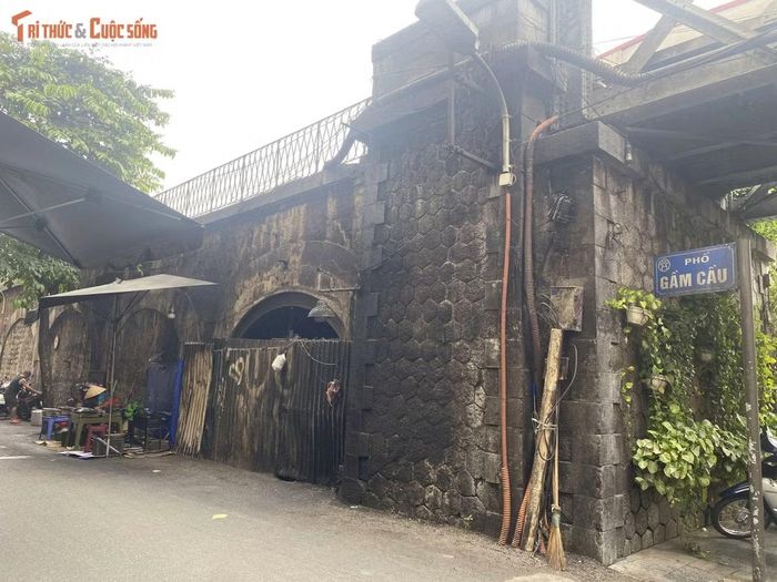 Tại đoạn giao phố Gầm Cầu, các vòm đá cũ kỹ bị bám muội đen, lối đi tận dụng làm nơi để đồ đạc và hàng quán buôn bán tạm bợ.