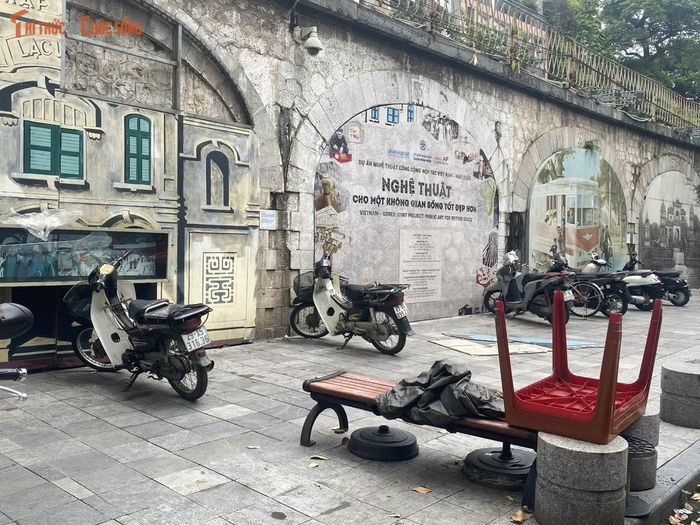 Không gian bích họa Phùng Hưng từng là điểm sáng cải tạo đô thị, kết hợp giữa vòm đá di sản và các tác phẩm nghệ thuật cộng đồng. Tuy nhiên, nhiều vòm đá hiện vẫn chưa được khai thác đồng bộ.