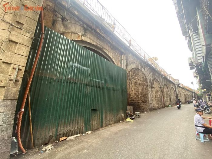 Nhiều vòm đá hiện vẫn trong tình trạng bị quây tôn kín, chưa được đục thông hay sử dụng, gây lãng phí không gian di sản giữa lòng đô thị.