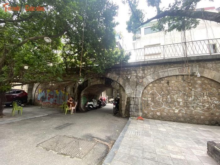 Nối liền ngõ Hàng Hương với phố Phùng Hưng, ô vòm số 9 gây ấn tượng bởi vòm đá cổ kính đan xen sắc xanh tươi mát, mang đậm hơi thở Hà Nội.