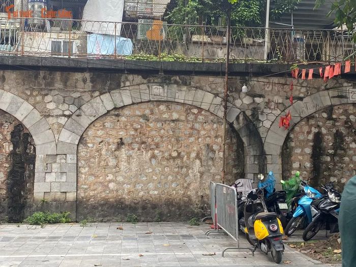 Theo đánh giá hiện trạng, trong tổng số 131 vòm cầu hiện có 6 vòm dành cho giao thông, 97 vòm được xây bịt hai lớp tường, 21 vòm xây bịt bốn lớp tường và 7 vòm nguyên gốc dưới khu vực ga Long Biên.