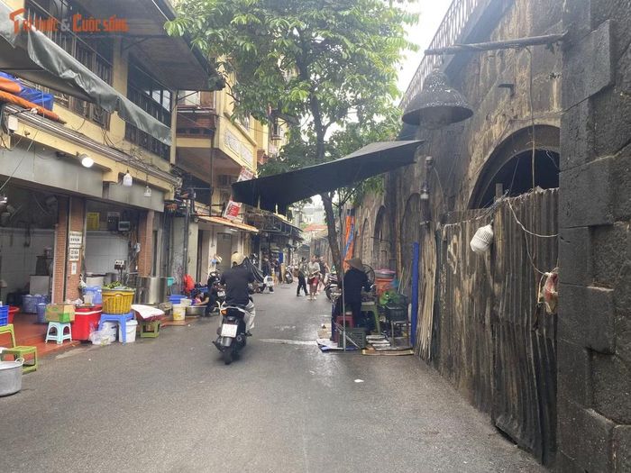 Cuộc sống sinh hoạt, kinh doanh tự phát của người dân bám chặt lấy chân vòm cầu. Việc lập đồ án thiết kế đô thị 1/500 được kỳ vọng sẽ giải quyết triệt để bài toán hài hòa giữa bảo tồn di sản, phát triển kinh tế và đảm bảo dân sinh.