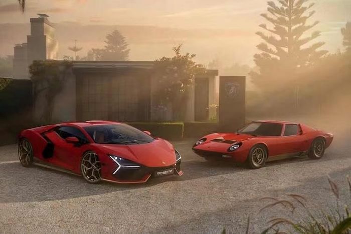 Những điểm nổi bật khác trên Lamborghini Revuelto Miura 60° Homage bao gồm heo phanh màu đen bóng và logo Lamborghini cùng màu, cũng như ống xả màu đen mờ. Mẫu xe này cũng có logo Miura 60 trên ốp dọc thân.