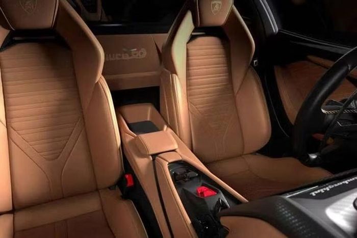 Các nhà thiết kế cũng bổ sung thêm da và thêu chữ “Miura 60” giữa các ghế. Ngoài ra, còn có một tấm bảng bằng sợi carbon ghi “Miura 60° – Serie Speciale 1 di 99”.