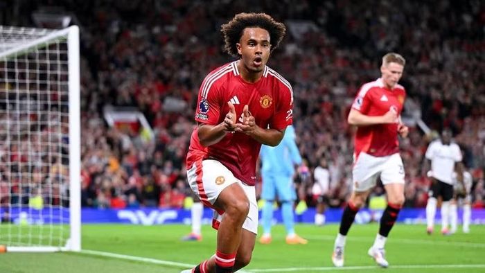 Dù vậy, chân sút người Hà Lan vẫn đang tập luyện cùng đội chủ sân Old Trafford để chuẩn bị cho mùa giải mới.