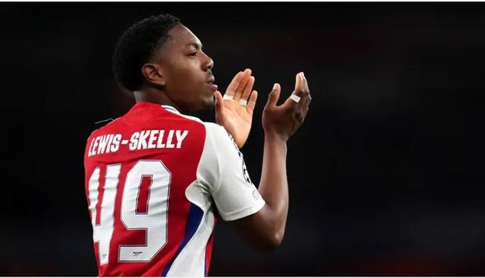 Theo tiết lộ từ The Independent, MU cũng đang âm thầm thăm dò khả năng chiêu mộ Myles Lewis-Skelly của Arsenal. Ảnh: Internet.