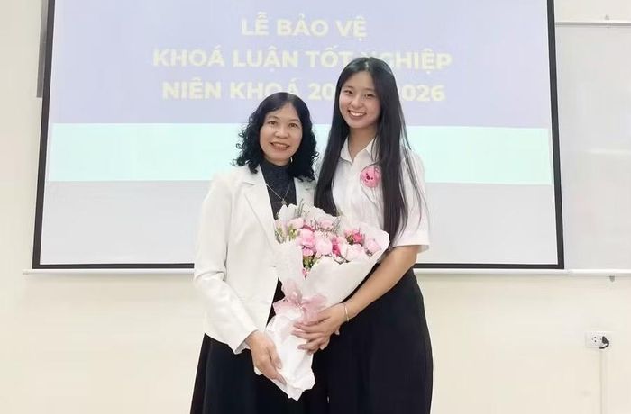 TS Nguyễn Thị Mai Dung và sinh viên Khoa Luật, Học viện Ngân hàng. Ảnh: NVCC