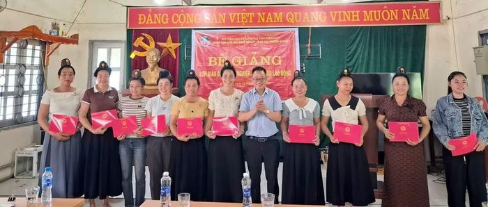 Ông Trần Ninh Nam - Phó Giám đốc Trung tâm GDNN-GDTX 1 tỉnh Điện Biên (đứng giữa) trao chứng chỉ cho học viên.