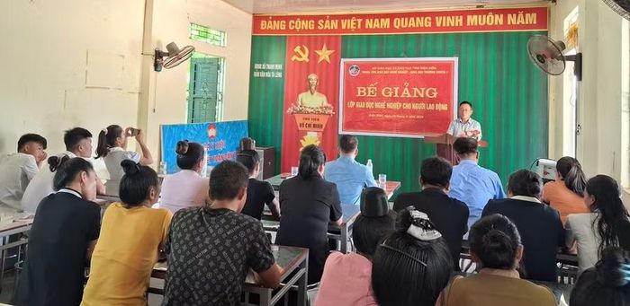 Ông Trần Ninh Nam - Phó Giám đốc Trung tâm GDNN-GDTX 1 tỉnh Điện Biên phát biểu tại Lễ Bế giảng lớp giáo dục nghề nghiệp cho người lao động.