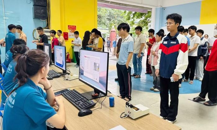 Thí sinh làm thủ tục dự thi TSA 2026 đợt 3 tại một điểm thi.