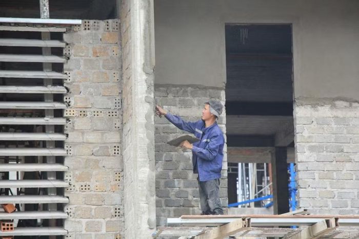 Nguyên nhân chính dẫn đến chậm tiến độ là thiếu lao động có tay nghề cho các hạng mục hoàn thiện trong khi nhiều công việc phải triển khai cùng lúc.