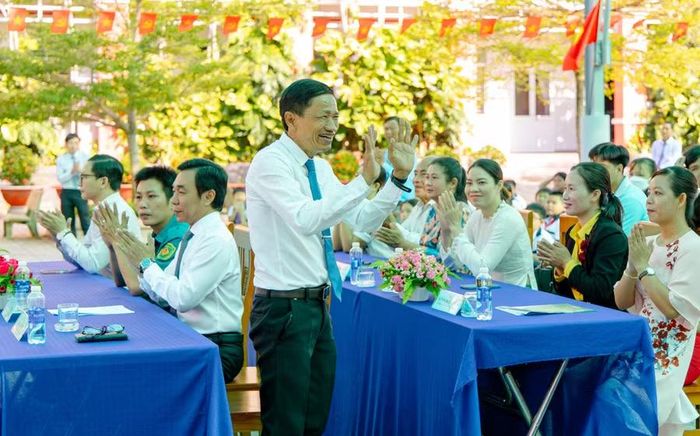Ông Lại Văn Tâm, Hiệu trưởng Trường Tiểu học Bình Lợi.