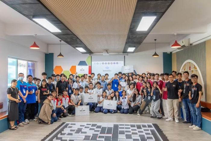 Sân chơi Micromouse mang lại nhiều trải nghiệm về sáng tạo robot cho học sinh TPHCM. Ảnh: BTC.