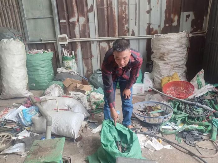 Đào Quang Quân và vật chứng của vụ án. Ảnh: FB Công an tỉnh Hưng Yên