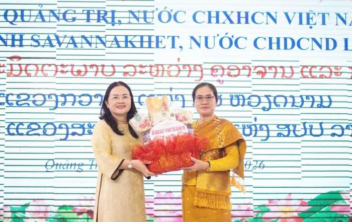 Bà Lê Thị Hương, Giám đốc Sở GD&amp;ĐT Quảng Trị đón tiếp và trao quà lưu niệm cho đoàn cán bộ, giáo viên và học sinh tỉnh Savannakhet.