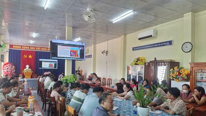 Cán bộ quản lý, giáo viên Trường Tiểu học Phú Hòa (xã Phú Hòa, tỉnh An Giang) tham gia bồi dưỡng chính trị hè trực tuyến.
