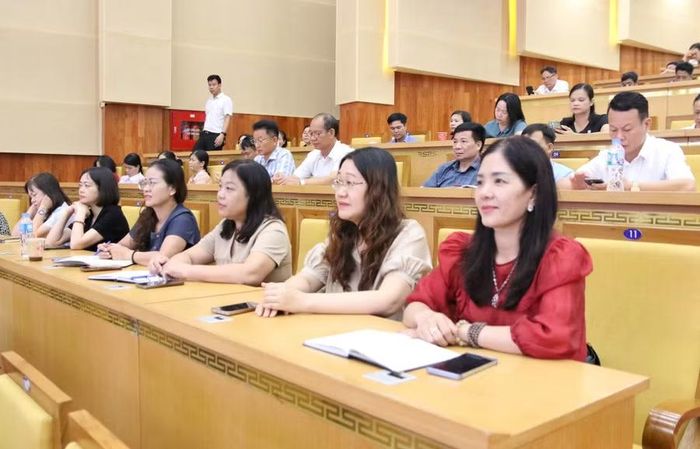 Hiệu trưởng các cơ sở giáo dục có cấp tiểu học trên địa bàn tỉnh Hưng Yên tham dự hội thảo. Ảnh: Đinh Chiến