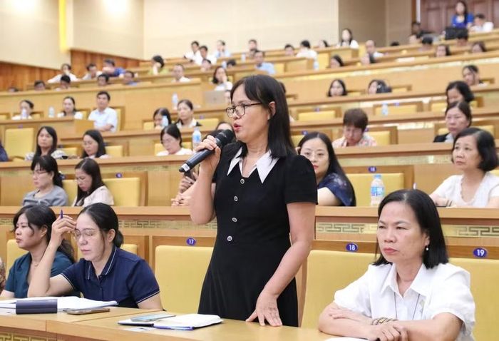 Bà Trần Thị Minh Yến - Hiệu trưởng Trường Tiểu học Vũ Thư (xã Vũ Thư) trao đổi tại hội thảo. Ảnh: Đinh Chiến
