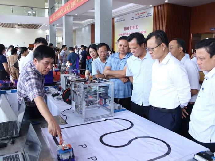 Các đại biểu tham quan, trải nghiệm các giải pháp lớp học thông minh, thực tế ảo (VR), hệ thống quản trị trường học và các nền tảng giáo dục số. Ảnh: Đinh Chiến