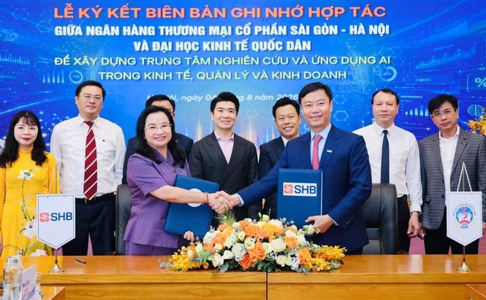 Thứ trưởng Lê Quân chứng kiến ký kết hợp tác nhằm thúc đẩy ứng dụng trí tuệ nhân tạo trong khối ngành khoa học xã hội giữa Đại học Kinh tế quốc dân với Ngân hàng TMCP Sài Gòn - Hà Nội (SHB).